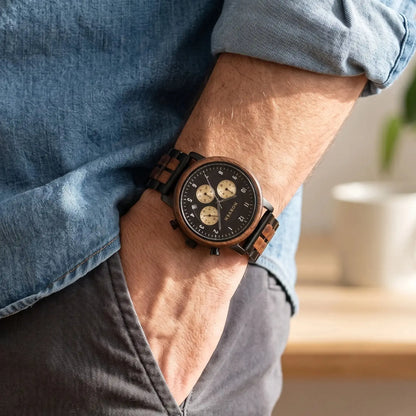 Reloj de madera Atlas puesto en la muñeca