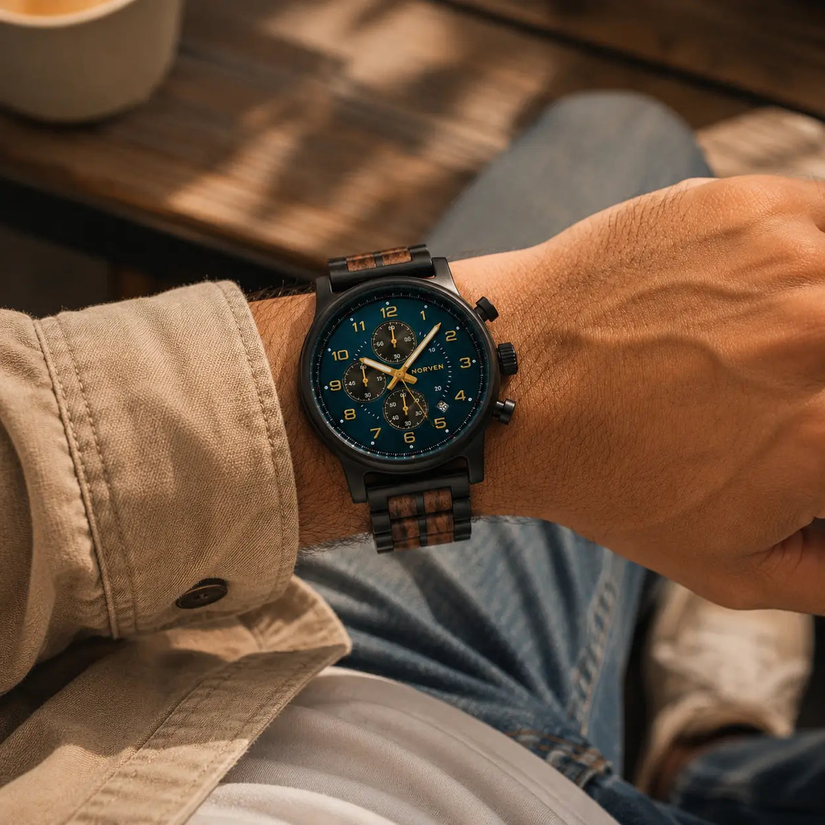 Reloj de madera Soren puesto en la muñeca